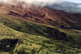 Erupción en volcán en San Vicente y las Granadinas obliga a evacuar a sus habitantes