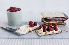 Salmas con queso cottage y frambuesas