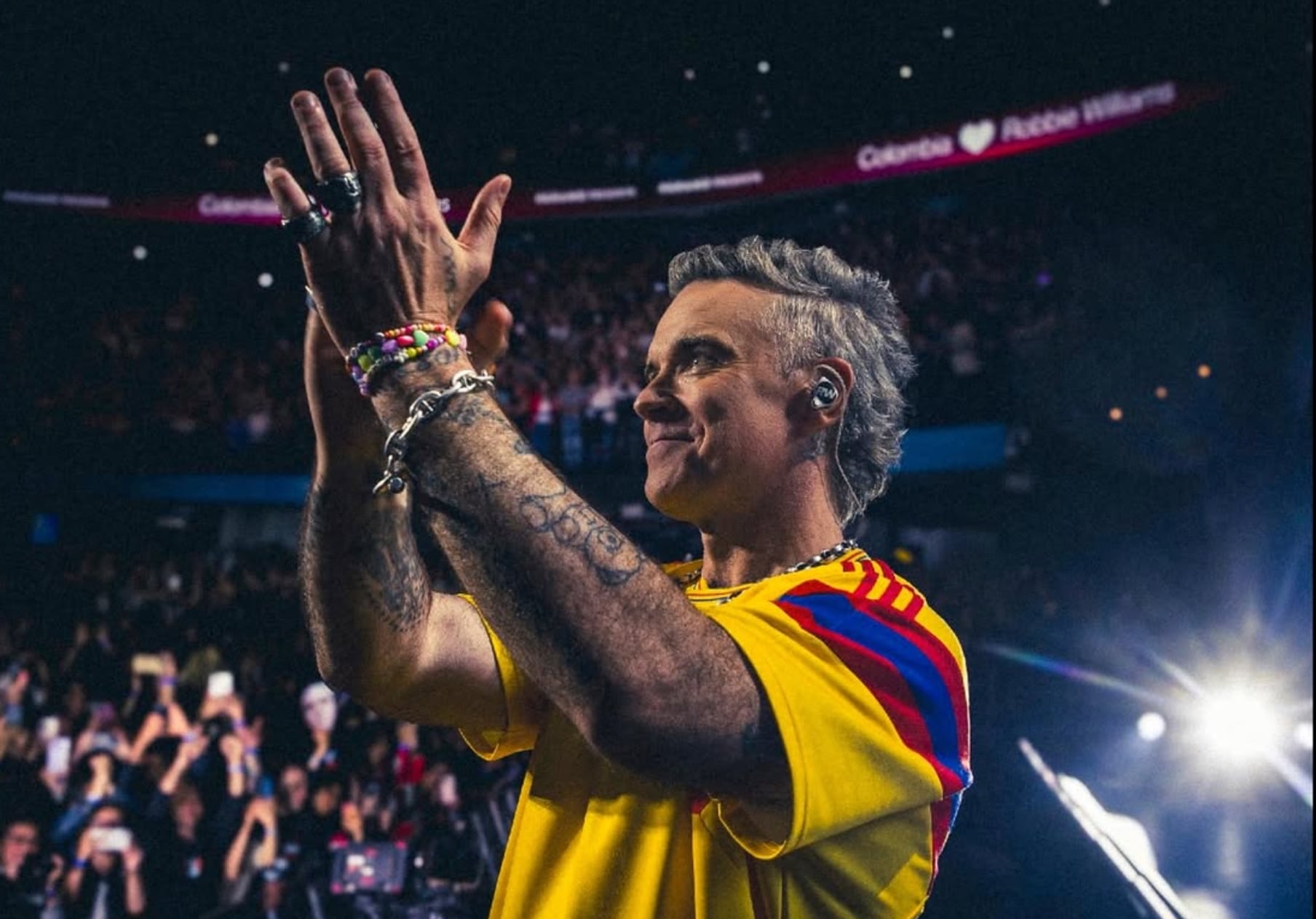 Éxitos, interacciones y un guiño a Oasis, el grupo que nunca lo aceptó: cómo es el show que Robbie Williams trae a Chile