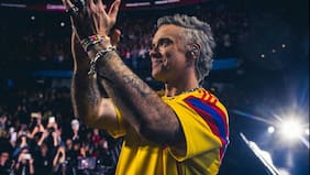 Éxitos, interacciones y un guiño a Oasis, el grupo que nunca lo aceptó: cómo es el show que Robbie Williams trae a Chile