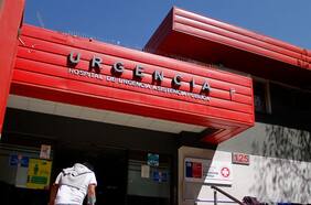 Renuncia director de ex Posta Central tras sumario de Salud por “vacunación VIP” y trabajadores piden investigación de Contraloría por posibles casos adicionales de inoculaciones irregulares