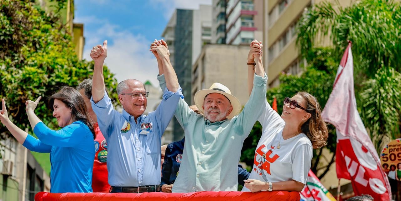 El presidente de Brasil, Luiz Inácio Lula da Silva, durante el cierre de su campaña en el centro de la ciudad de São Paulo. Foto: @LulaOficial en X.