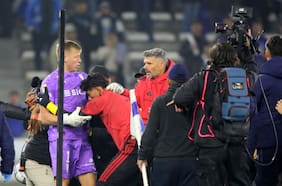 Con golpes a la cara: la furia de Vicente Bernedo que desató una pelea al término del clásico entre la UC y Colo Colo