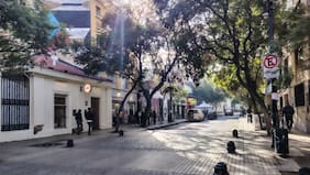 Lanzan bomba molotov al interior del Liceo José Victorino Lastarria: habría un profesor lesionado