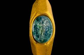 Descubren antiguo anillo de oro cristiano en un tesoro romano.