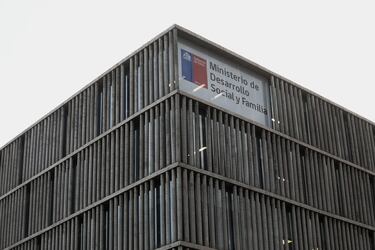 El edificio del Ministerio de Desarrollo Social y Familia, ubicado en calle Catedral, en Santiago, fue afectado por el robo de una veintena de computadores y una caja de seguridad.