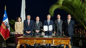 Kast firma proyectos para crear Registro de Vándalos y aumentar deuda fiscal: también oficializa plan de retorno para migrantes irregulares