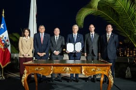 Kast firma proyectos para crear Registro de Vándalos y aumentar deuda fiscal: también oficializa plan de retorno para migrantes irregulares
