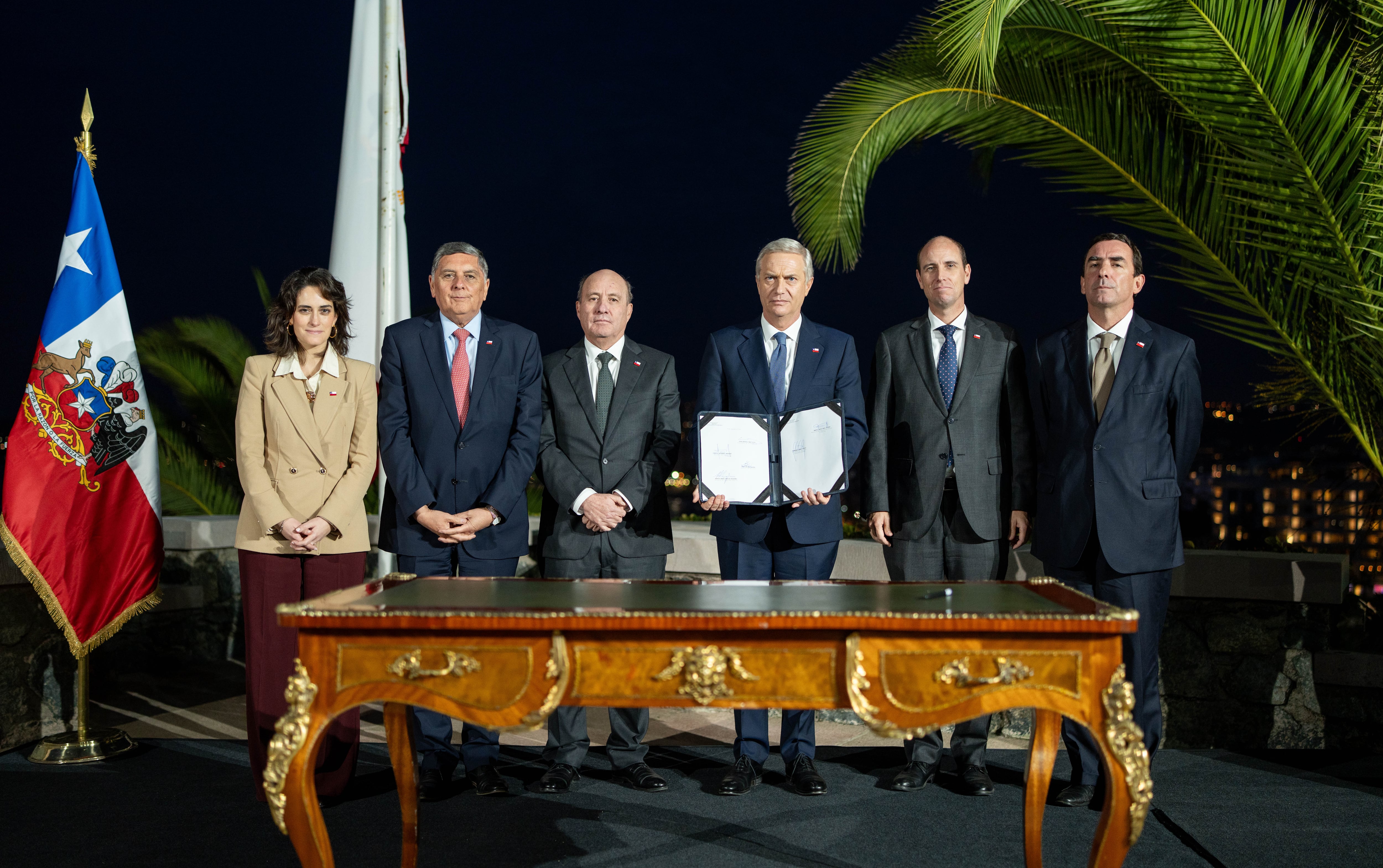 Kast firma proyectos para crear Registro de Vándalos y aumentar deuda fiscal: también oficializa plan de retorno para migrantes irregulares
