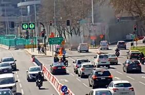 Un conductor de delivery quemó su propia moto e intentó robar otra para evitar fiscalización en Las Condes