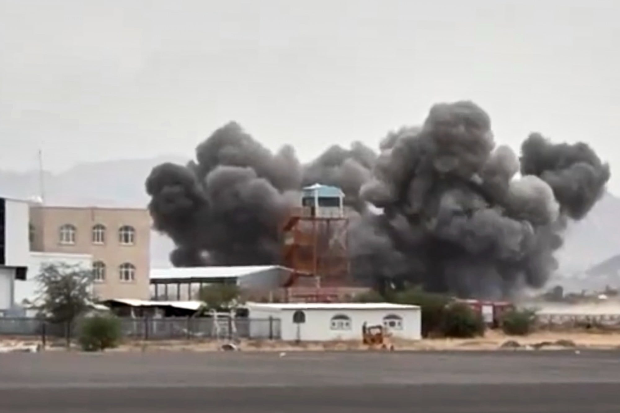 Explosión en el recinto del Aeropuerto Internacional de Saná durante lo que los rebeldes hutíes de Yemen describieron como varios ataques aéreos sauditas en Saná, Yemen, el 13 de julio de 2026.