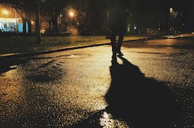 Estos son los países donde las mujeres se sienten más inseguras caminando solas de noche según estudio