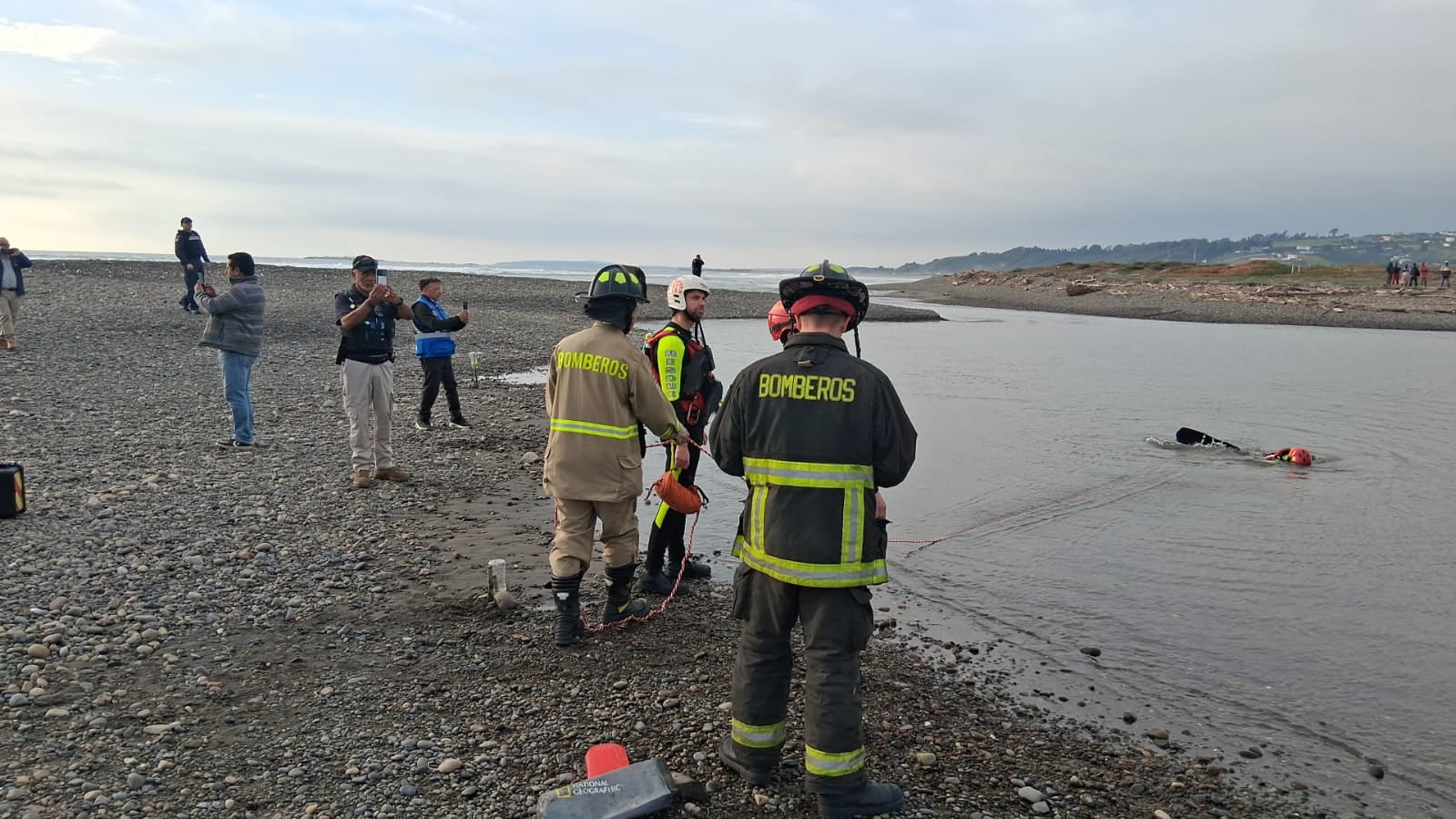 Amplio operativo de búsqueda por hombre desaparecido en desembocadura del río Aconcagua
