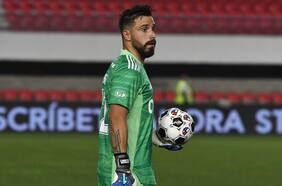 Galíndez quiere irse: el arquero ecuatoriano presiona a la U acusando hostigamiento en redes sociales tras el fallo de la FIFA contra Chile