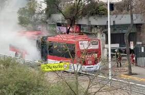Bus RED se incendia en Los Leones: Bomberos se encuentra investigando el origen del siniestro