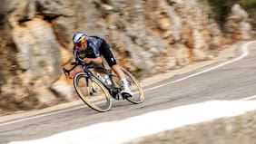 Trucos en la carretera y salidas de guion: el paso de la estrella del ciclismo Tom Pidcock en Chile