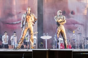 A Ca7riel y Paco Amoroso el escenario les quedó chico: el dúo argentino da uno de los shows más vibrantes de Lollapalooza