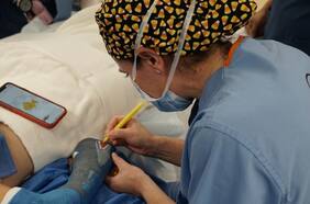 La historia de la doctora que pinta los yesos de sus pacientes pequeños para que se sientan felices