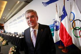 “Deben colocarse la siguiente meta... podrían ser los Juegos Olímpicos”: la visita de Thomas Bach a la Villa Panamericana incluyó elogios para Chile