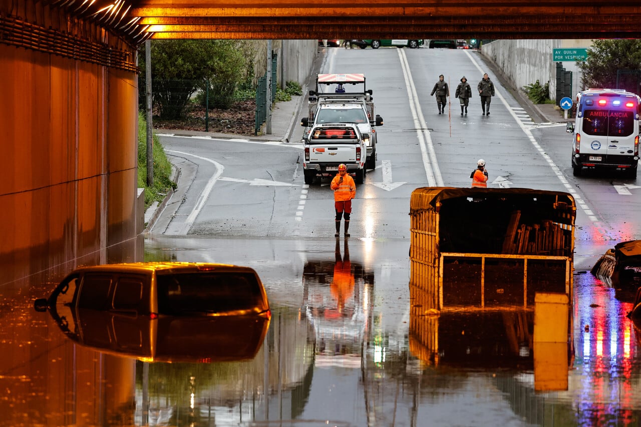 Lluvias en Santiago: cierran pasos bajo nivel y reportan calles anegadas en varias comunas de la RM