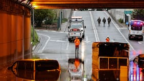 Rescatan a seis personas tras quedar atrapadas en paso bajo nivel de Macul por intensas lluvias