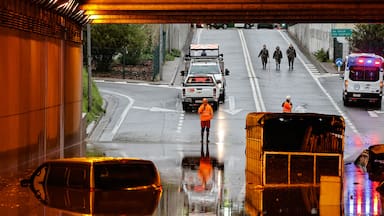 Lluvias en Santiago: cierran pasos bajo nivel y reportan calles anegadas en varias comunas de la RM
