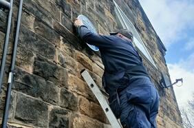 Inauguran placa conmemorativa de Jorge Robledo en Inglaterra por su natalicio