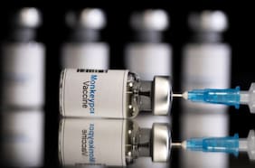 ¿Quiénes pueden recibir la vacuna contra el mpox y dónde solicitarla en Chile?