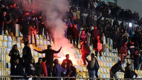 Escándalo en Sausalito: barristas de Everton y la U interrumpen el partido por la Copa Chile