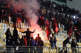Escándalo en Sausalito: barristas de Everton y la U interrumpen el partido por la Copa Chile