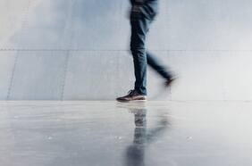 Los 4 beneficios significativos de caminar hacia atrás