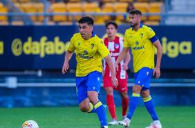 Nueva aventura en España: el volante chileno Tomás Alarcón se marcha cedido al Real Zaragoza de la Segunda División