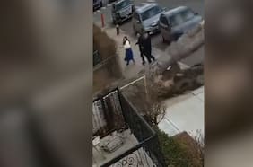 “Dios nos salvó”: familia estuvo a centímetros de ser aplastada por un árbol en Nueva York