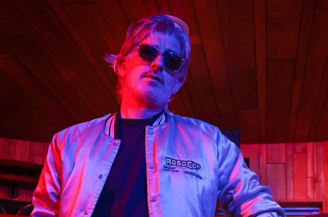Encuentran muerto en su domicilio al DJ francés Kavinsky, reconocido por su éxito “Nightcall”