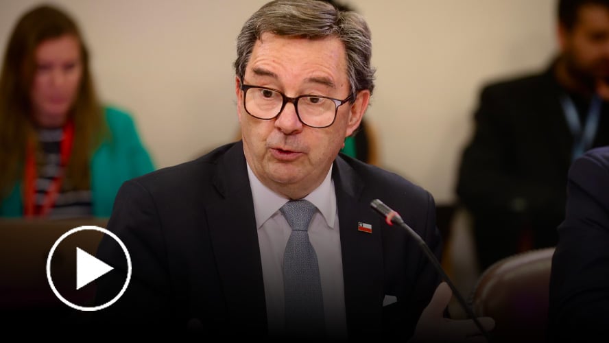 Ministro de Defensa responde a las críticas por su ausencia en medio de la catástrofe climática