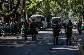 Universidades del Estado rechazan “inaceptable actuación” de Carabineros en la UMCE tras quema de vehículo policial