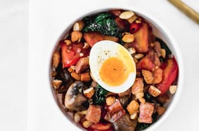 Ensalada caliente con tocino, tomates y champiñones