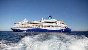 Un crucero transita por el estrecho de Ormuz tras su reapertura