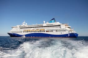 Un crucero transita por el estrecho de Ormuz tras su reapertura