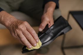 Paso a paso: cómo lustrar tus zapatos de cuero liso