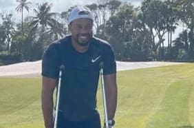 Tiger Woods reaparece sonriente y con muletas a dos meses de su accidente automovilístico
