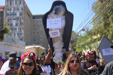 En Copiapó hubo una marcha de profesores que cumplieron 51 días en paro, en la Región de Atacama. Docentes exigen que la autoridad nacional se haga presente en la zona con respuestas y soluciones a demandas del gremio de mejoras en las condiciones del sistema educativo de la zona.