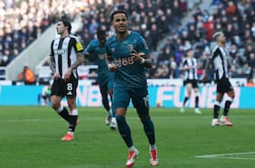 Un triplete contra el equipo en el que jugó su padre: Justin Kluivert brilla en la goleada del Bournemouth al Newcastle