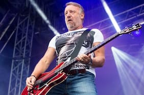 Peter Hook afirma que se sintió “molesto” con Ian Curtis después de su muerte