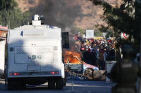 Carabineros da cumplimiento a orden judicial de desalojo en toma de San Felipe y familias responden con barricadas