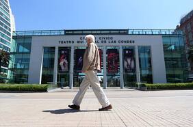 Edificio Consistorial, Teatro Municipal y 44.000 postes públicos: Las Condes cierra inédito acuerdo con Cerro Dominador para tener luminaria pública 100% renovable