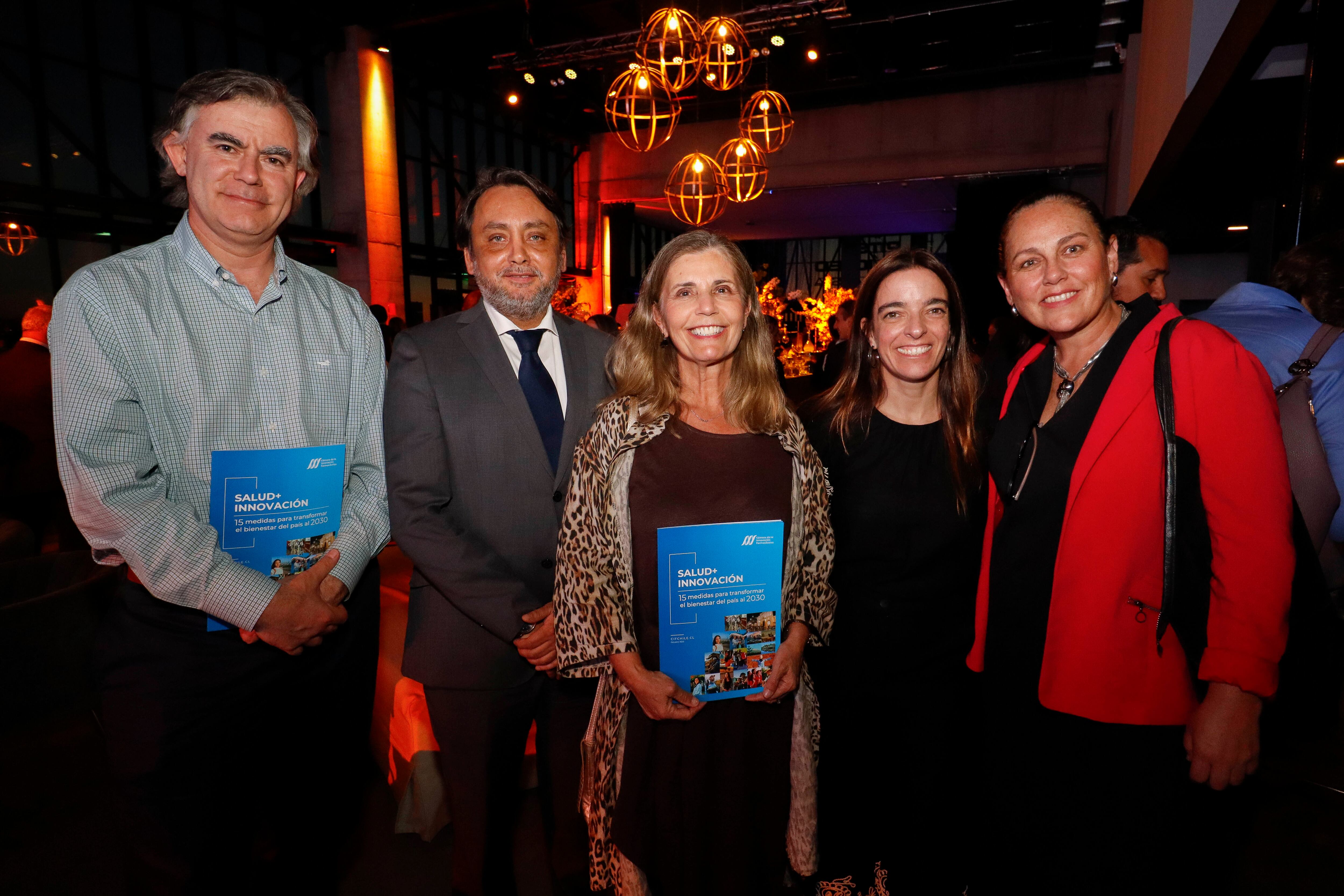Bruno Nervi, jefe del Departamento de Hematología- Oncología UC; Javier Fuenzalida, presidente de Clínicas de Chile; Sofía Salas, académica Centro de Bioética, Facultad de Medicina UDD; Francisca Rodríguez, gerenta de Innovación y Salud Cámara de la Innovación Farmacéutica y María Elisabeth Guesalaga, presidenta Fundación Mujeres por un Lazo.