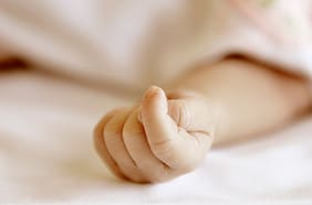 Rescatan en Valdivia a lactante secuestrada por sus padres en Temuco