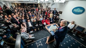 La polémica idea de Trump de convertir la sala de prensa de la Casa Blanca en piscina como su “último legado”
