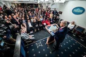 La polémica idea de Trump de convertir la sala de prensa de la Casa Blanca en piscina como su “último legado”